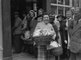 A guernseyi Mont Arrive egyik asszonya mosolyogva mutatja élelmiszerrel teli kosarát a sziget felszabadulása után, 1945. május