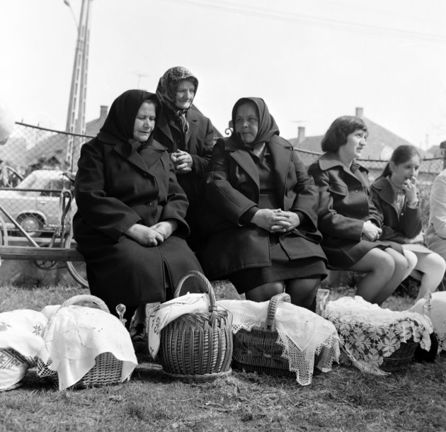 Húsvéti ételszentelésre várakozó görögkatolikus asszonyok (Kép forrása: Fortepan / Bencze László)