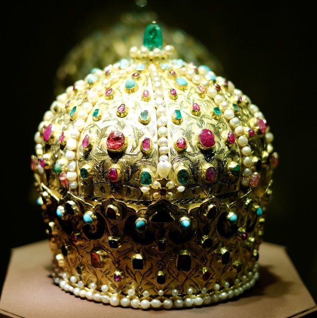A szultántól kapott korona (Kép forrása: Wikipédia/ Yelkrokoyade/ CC BY-SA 3.0)