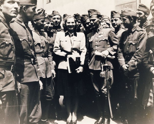 Katonák gyűrűjében, 1940 (Kép forrása: Fortepan / Fortepan/Album005)