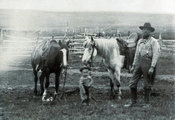 Amerikai marhatenyésztő fiával, lovaival és karámjaival az 1890-es években. Wyatt Earpnek már kamaszként vezetnie kellett a családi farmot.