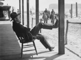 Henry Fonda (1905–1982) Wyatt Earp szerepében a Clementina, kedvesem című 1946-os filmben, amely az O.K. Corral-i lövöldözéshez vezető eseménysorozatot dolgozza fel John Ford rendezésében