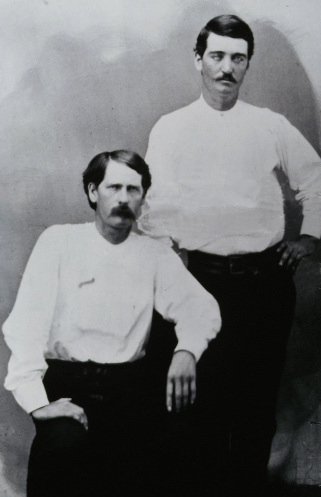 Wyatt Earp (b) és Bat Masterson 1876-ban a törvény védelmezőiként Dodge Cityben