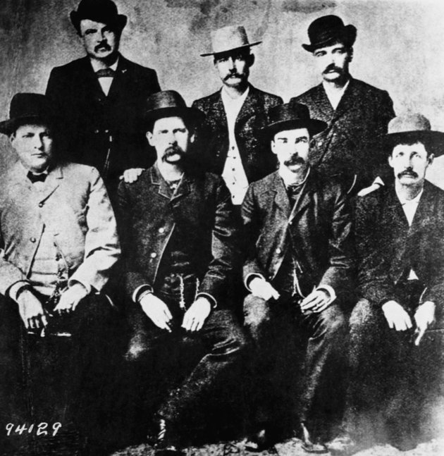 A kansasi Dodge City rendőri erejének tagjai 1883 körül. Álló sor: W.H. Harris, Luke Short, Bat Masterson, ülő sor: Charlie Bassett, Wyatt Earp, Frank McLean, Neal Brown.