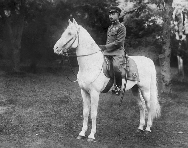 A császár kedvenc fehér lovával, 1935