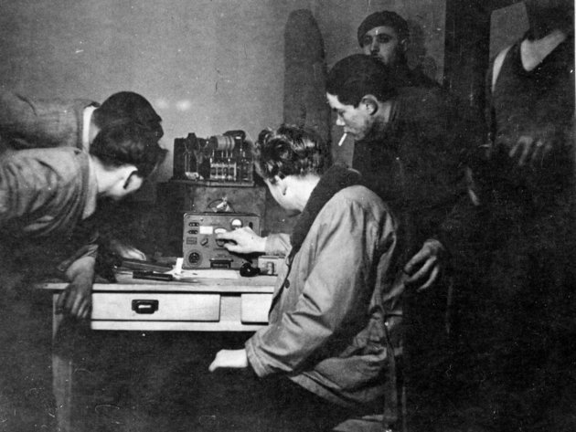 Rádióhasználatot tanuló francia ellenállók, 1942.