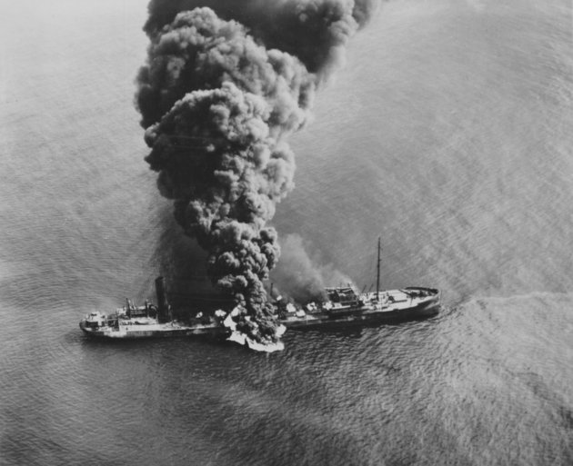 Az SS Benson tankerhajó, miután egy német tengeralattjáró megtorpedózta New Jersey állam partjainál, 1942. február 28.
