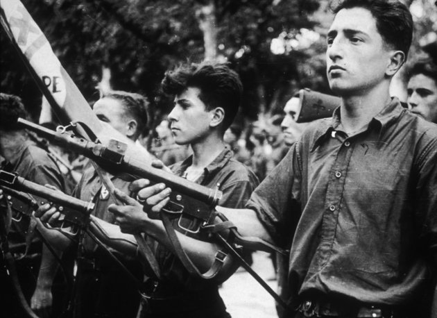 A francia ellenállás fiatal tagjai fegyvereikkel, 1944. A francia ellenállók a szabotázsakciók végrehajtása mellett felbecsülhetetlen értékű információval is ellátták a szövetségeseket.