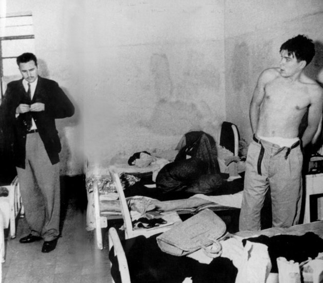 Fidel Castro és Ernesto Guevara a mexikóvárosi Miguel Schultz Börtönben, 1956 nyarán. Könnyen lehet, hogy ez az első fényképfelvétel, amelyen együtt szerepelnek.
