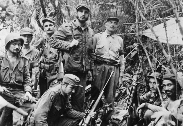 Fidel Castro és követői egy titkos helyen a kubai Sierra Maestra hegységben 1957 júniusában. Jobbról balra: Juan Almeida Bosque százados, Jorge Sotus százados, Crescencio Pérez százados, Fidel Castro, öccse, Raúl (térdel), Universo Sánchez hadnagy, Ernesto Che Guevara, és Guillermo Garcia százados.