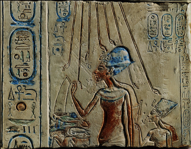 Ehnaton és Nofertiti áldozatot mutatnak be Atonnak