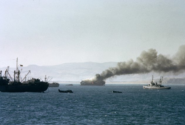Az amerikai haderő által a maffia információi alapján lebombázott ellenséges hajók Szicília mellett