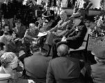 Franklin Roosevelt és Winston Churchill a szabad ég alatt tartanak sajtótájékoztatót a casablancai konferencia (1943 január 14–24.) során. Casablancában a felek végül Szicília elfoglalásán túl nem tudtak megegyezni a Földközi-tenger térségét illető célokban.