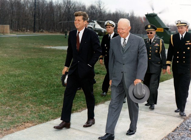Kennedy a már nyugdíjazott előddel, Dwight D. Eisenhowerrel