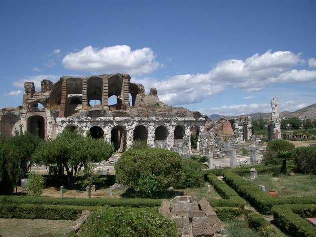Capua amfiteátrumának maradványai a mai Santa Maria Capua Vetere községnél. A műemlék a Spartacus-féle felkelés után, Augustus császár idején épült – a felkelés dacára Capua a gladiátorviadalok egyik központi helyszíne maradt.