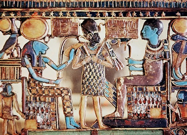 Egyiptomi mellékszer, amely Ptah-t (j), a világegyetem létrehozóját és a kézművesek pártfogóját, társát, Szahmetet, a háború oroszlánfejű istennőjét (aki napkorongot és ureuszt, azaz ágaskodó kobrát visel), valamint köztük egy uralkodói díszbe öltözött fáraót ábrázol