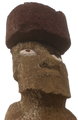 Fejfedővel és szemekkel ellátott moai. A legtöbb moai rendelkezik ilyesfajta hengeres fejdísszel, úgynevezett pukaóval, amelyet a viszonylag könnyű és puha vulkáni salakból faragtak