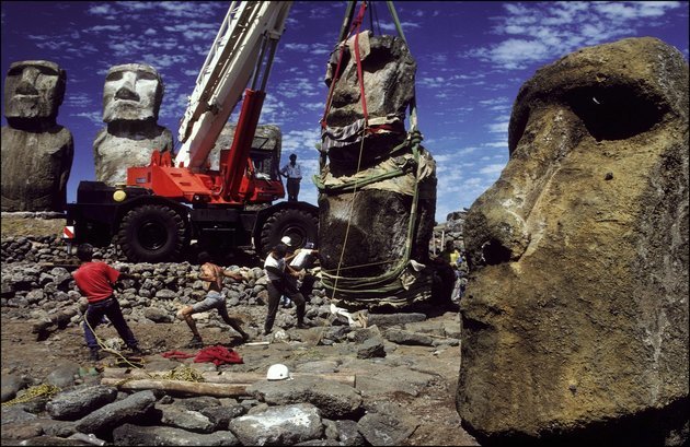 Egy moai restaurálása. A Húsvét-szigeten körülbelül 20 000 lelőhely található, amelynek 40%-a már elpusztult vagy erősen megrongálódott.