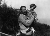 Gorkij 60. születésnapján, karjaiban unokahúgával, Sorrento, 1928.