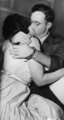 Ethel és Julius Rosenberg csókja a rabszállítóban nyilvános elítélésük után New Yorkban.