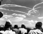 Amerikai tengerészek szemlélik a légi harcot 1944. június 19-én