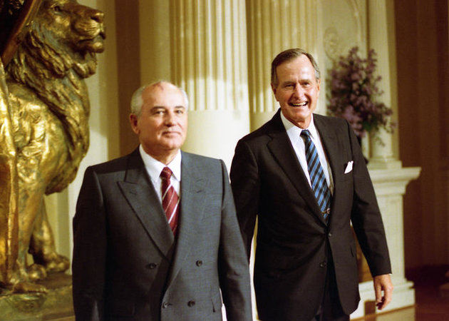 Bár a forródrót később is használatban maradt, a nagyhatalmak más módon is kapcsolatba léptek egymással (Gorbacsov és George W. Bush)