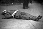 Egy ember holtteste – lehetséges, hogy Earl „Hymie” Weissé –, akit 1926-ban lőttek le Capone mészárosai.
