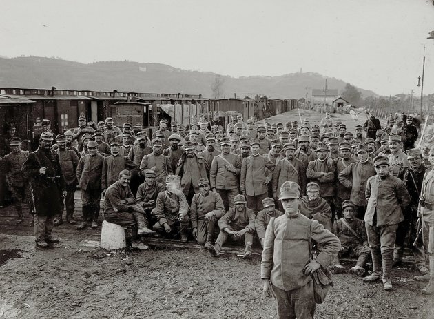 Olasz hadifoglyok a harmadik isonzói csata után, 1916 (kép forrása: Fortepan/ Österreichische Nationalbibliothek)