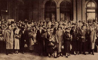 Cserevonattal érkező angol utasok, 1935 (kép forrása: Képes Pesti Hírlap, 1935.09.08-i szám)