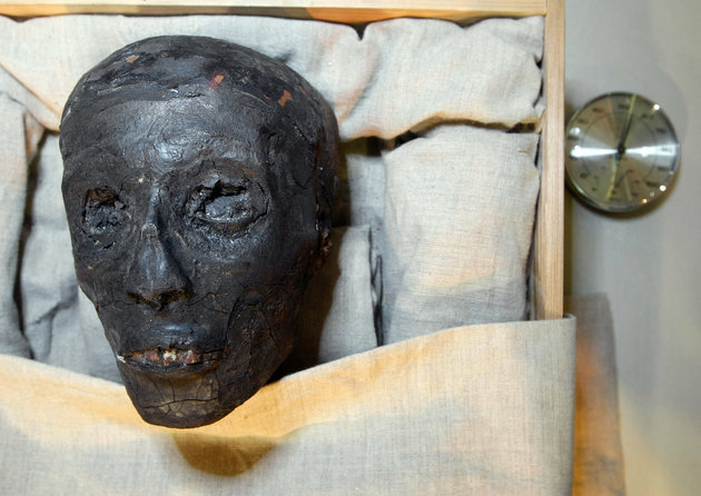 Tutanhamon arca a klimatizált üvegszekrényben, amelyet a Királyok Völgyében található sírjába szereltek be.