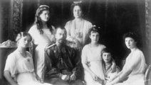 A cári család az 1910-es években: II. Miklós cár (1868–1918), Alexandra cárné (1872–1918), Olga (1895–1918), Tatjána (1897–1918), Mária (1899–1918) és Anasztázia (1901–1918) nagyhercegnők, valamint Alekszej cárevics (1904–1918).