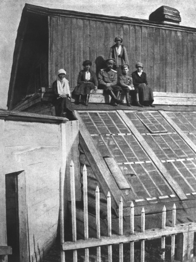 II. Miklós cár gyermekeivel ül egy zöld ház tetején fogságuknak a szibériai Tobolszkban töltött idején. A Romanovokat 1917 szeptemberétől 1918 áprilisáig tartották itt relatív kényelemben.