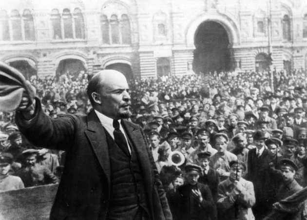 Lenin beszédet mond a tömegnek Moszkvában a forradalom idején. Nem ért rá a Romanovok sorsán töprengeni – jobbkeze, Jakov Szverdlov utasította a később a nevét is felvevő városban, Jekatyerinburgban lévő elvtársait a család kivégzésére.