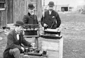 A Brit Posta mérnökei Marconi rádióberendezésének vizsgálata közben, 1897 (kép forrása: Wikipédia/ Cardiff Council Flat Holm Project/ CC BY 3.0)