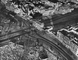 A Pariser Platz és a klasszicista stílusban épült Brandenburgi-kapu, a német főváros egyetlen olyan kapuja, amely mindmáig fennmaradt. Annak ellenére, hogy a tetején található quadriga (négylovas ókori kocsi) komolyan megsérült, az egyik oszlopot pedig teljesen lerombolták, túlélte a második világháborút