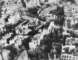 Kilátás a Leipziger Straße felé. A Leipziger Platz és a Potsdamer Platz gyönyörű lakó- és kereskedelmi épületeiben komoly károkat okozott a háború