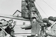 Sztahanov fiatal bányászoknak ad tanácsokat 1935-ben