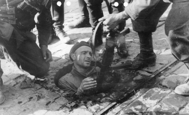 Egy szerencsétlenül járt katona a nácik fogságába került (kép forrása: Wikipédia/  Bundesarchiv, Bild 146-1994-054-30 / August Ahrens / CC-BY-SA 3.0 de)