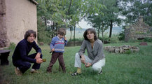 Cseh Tamás és családja Kővágóörsön, 1985 (Fortepan / Kende János)