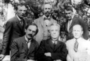A Nyugat első nemzedéke: Babits Mihály, Osváth Ernõ, Gellért Oszkár (b-j az alsó sorban), valamint Tóth Árpád, Beck Ödön Fülöp, Kosztolányi Dezsõ (b-j a felsõ sorban) (kép forrása: MTI Fotó, Ráfael Csaba 1983-as reprodukciója)