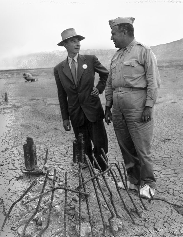 J. Robert Oppenheimer és Leslie Groves tábornok a Trinity-teszt helyszínén
