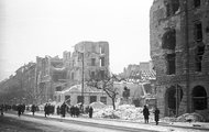 Nagykörút - Üllői út kereszteződése a József körútról nézve, szemben a lerombolt épület az Üllői út sarkán a Ferenc körút 46. sz. (1956)