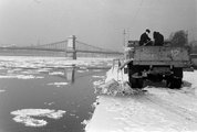 Pesti Duna-part. Szórják a Dunába a városban összeszedett havat (1957)