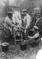 A német hadsereg hentesei egy birkát dolgoznak fel, 1915.