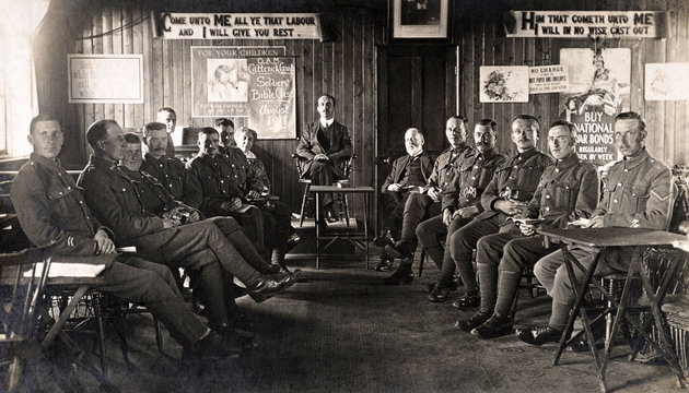 Brit katonák Biblia-tanórája az észak-angliai Catterick Campben, 1916.