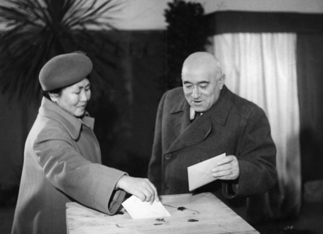 Amikor már nem kellett izgulni: Rákosi Mátyás és jakut származású felesége, Fenya Fjodorovna Kornyilova szavazatukat adják le az 1950. október 22-i első tanácsválasztáson. (Fortepan / Bauer Sándor)