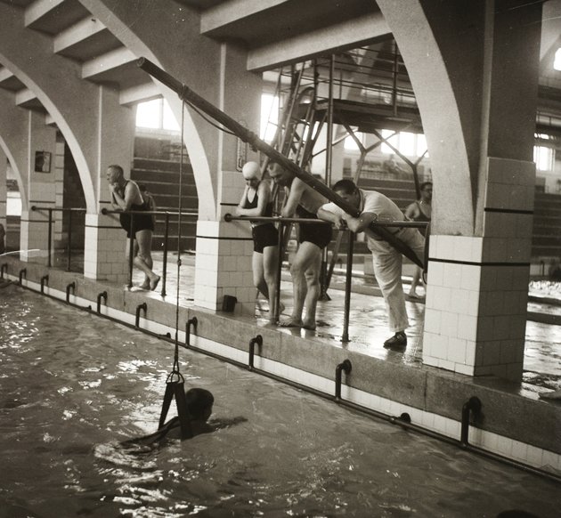 Úszásoktatás 1935-ben (Fortepan / Ebner)