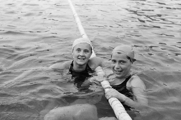Temes Judit és Novák Ilonka későbbi olimpiai bajnok úszók az FTC 50 éves jubileuma alkalmából rendezett versenyen (1949) (Fortepan / Kovács Márton Ernő)