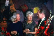 Peggy Guggenheim Fay Emerson színésznővel és Martyn Colemannal Grace Hartigan Írország című festménye előtt