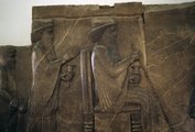 Xerxész és a trónján ülő Nagy Dareiosz egy Kr. e. 515 körül készült reliefen a perszepoliszi kincstárban
